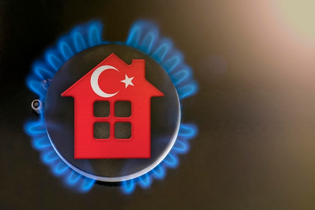 Crisis del gas Aumento de los costos de los servicios públicos en Turquía Crisis energética Problemas de exportación e importación en Turquía El concepto del quemador de gas y el modelo de la casa están coloreados con los colores de la bandera