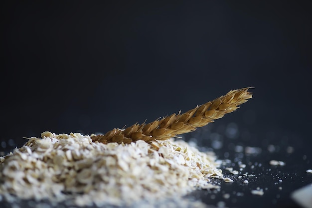 Crisis mundial de cereales Un puñado de cereales y sobre un fondo oscuro