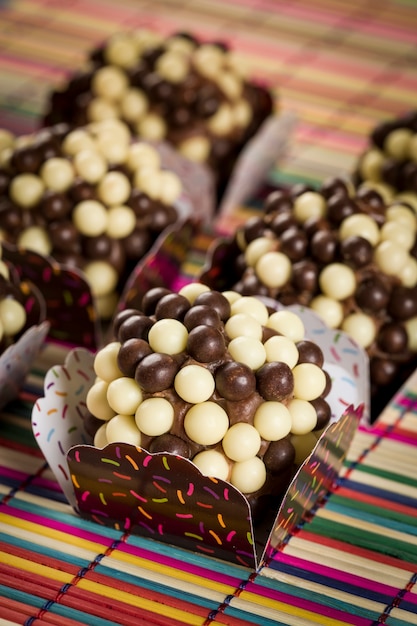 Foto crispy brigadeiro um doce brasileiro.