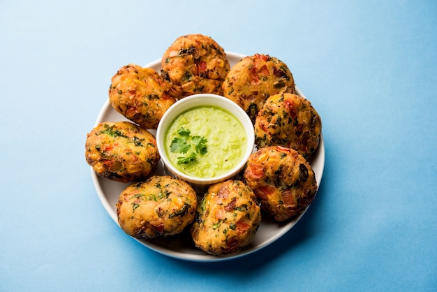 Crispy Corn Tikki, pakora ou pakoda ou pattice também conhecido como costeleta. servido com chutney verde. Foco seletivo