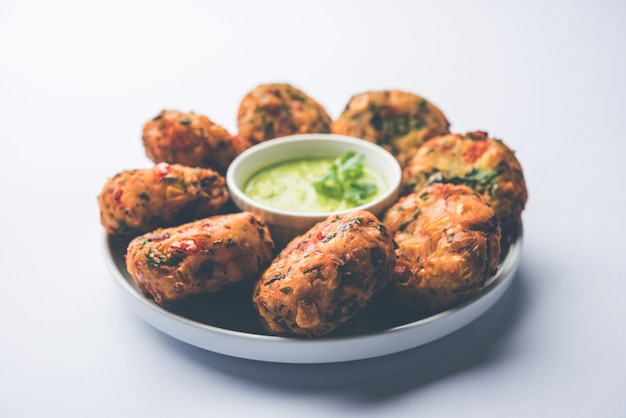 Crispy Corn Tikki, pakora ou pakoda ou pattice também conhecido como costeleta. servido com chutney verde. Foco seletivo