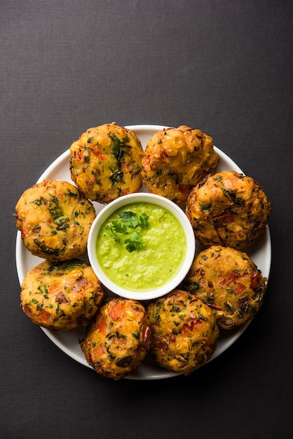 Crispy Corn Tikki, pakora ou pakoda ou pattice também conhecido como costeleta. servido com chutney verde. Foco seletivo