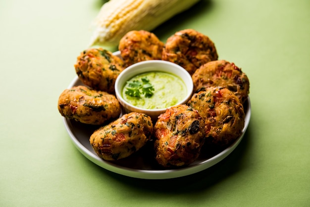 Crispy Corn Tikki, pakora ou pakoda ou pattice também conhecido como costeleta. servido com chutney verde. Foco seletivo