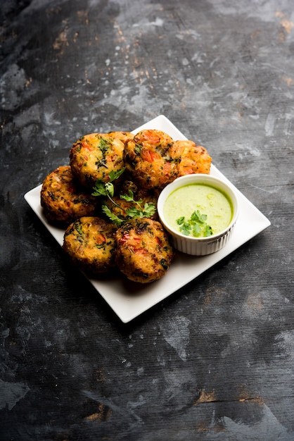 Crispy Corn Tikki, pakora ou pakoda ou pattice também conhecido como costeleta. servido com chutney verde. Foco seletivo