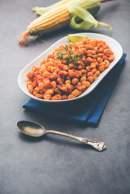 Crispy Fried Corn é um aperitivo Chatpata da Índia, servido em uma tigela, com foco seletivo