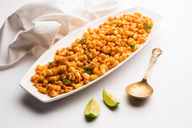 Crispy Fried Corn é um aperitivo Chatpata da Índia, servido em uma tigela, com foco seletivo