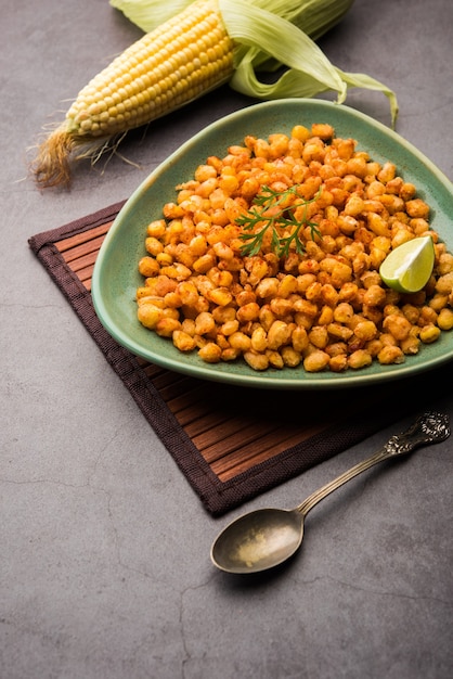 Crispy Fried Corn é um aperitivo Chatpata da Índia, servido em uma tigela, com foco seletivo