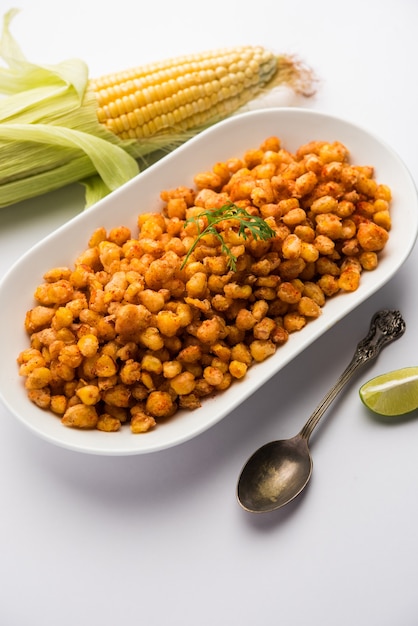 Crispy Fried Corn é um aperitivo Chatpata da Índia, servido em uma tigela, com foco seletivo