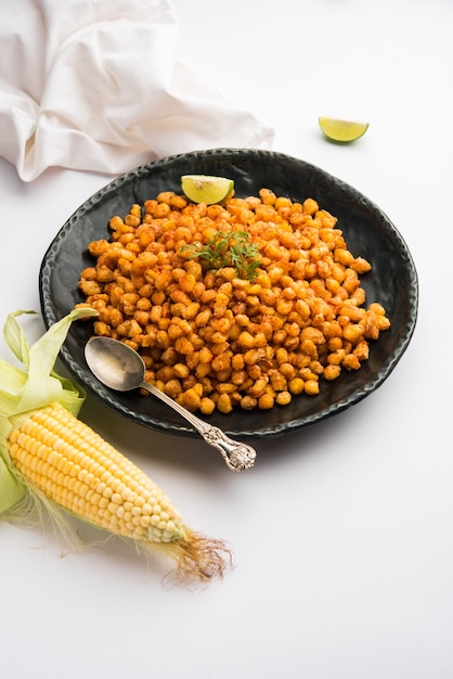 Crispy Fried Corn é um aperitivo Chatpata da Índia, servido em uma tigela, com foco seletivo