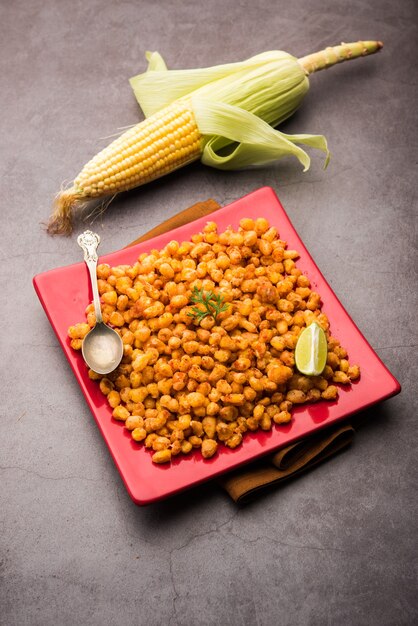 Crispy Fried Corn é um aperitivo Chatpata da Índia, servido em uma tigela, com foco seletivo