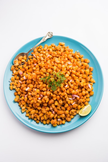 Crispy Fried Corn ist ein Chatpata-Starter-Snack aus Indien, serviert in einer Schüssel, selektiver Fokus