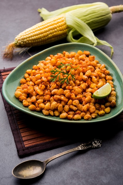 Crispy Fried Corn ist ein Chatpata-Starter-Snack aus Indien, serviert in einer Schüssel, selektiver Fokus