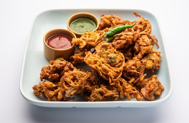 Crispy kanda bhaji ou bhajji ou pyaj pakode ou cebola frita pakora, deliciosa comida de rua da índia