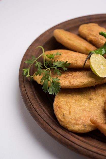 Crispy Kanda e aloo Bhaji ou Cebola e batata pakora. Lanche indiano favorito à beira da estrada durante as monções, servido com ketchup de tomate e gostoso com chá quente