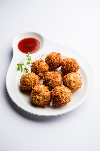 Crispy Noodles Pakora o pakoda es una popular comida callejera indochina que se sirve con salsa de tomate