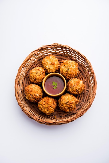 Crispy Noodles Pakora ou pakoda é uma comida de rua indo-chinesa popular servida com ketchup