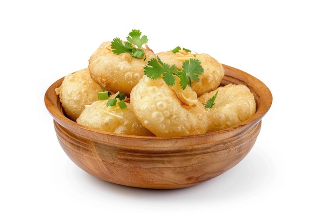 Crispy pani puri ein klassischer indischer Straßensnack, garniert mit Koriander in einer Holzschüssel auf Weiß