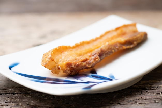 Crispy Pork Belly en la tabla de cortar de madera