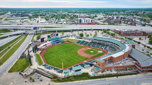 Criss überquert aufgehängte Autobahnen hinter dem Louisville Slugger Field leeren Baseball-Diamanten