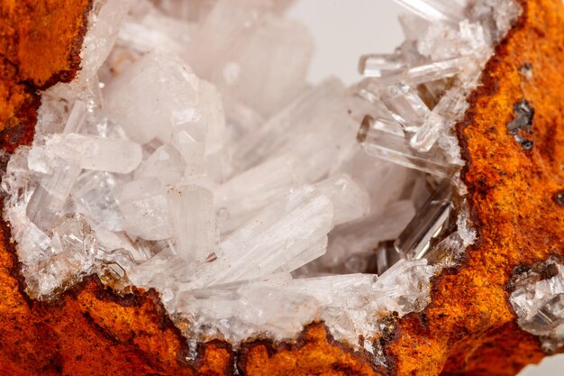 Cristais de pedra mineral macro Rocha hemimorphite em um fundo branco