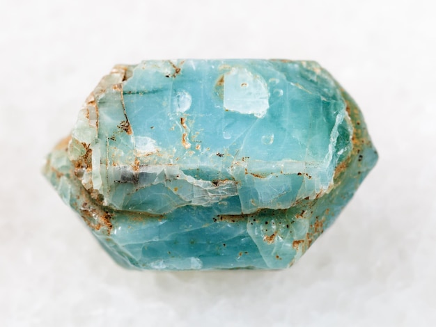 Cristal bruto de pedra preciosa de apatita azul em branco