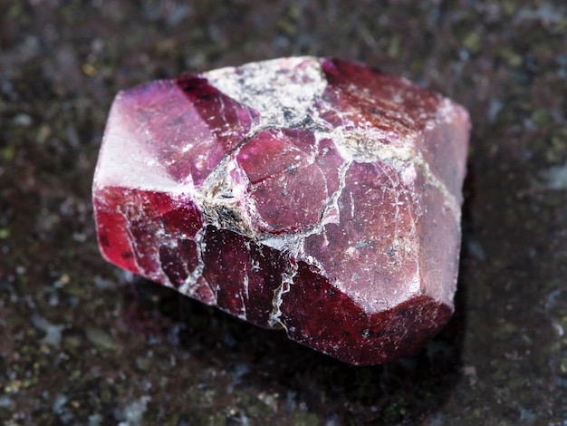 Cristal bruto de pedra preciosa granada vermelha no escuro