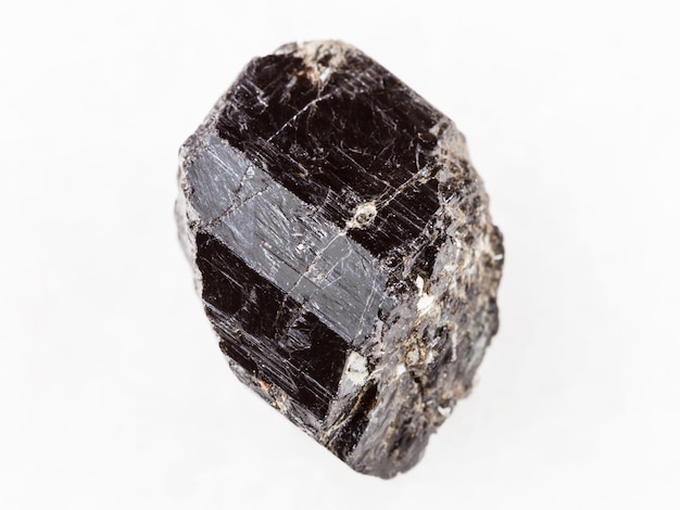 Cristal bruto de turmalina negra Schorl sobre fundo branco