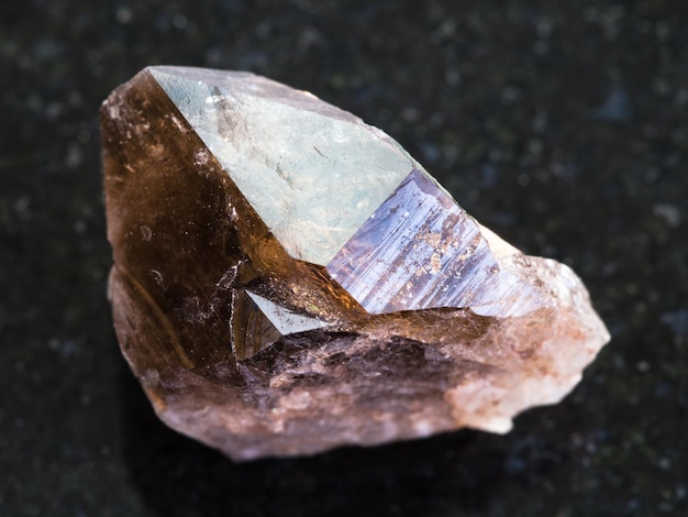 Cristal en bruto de piedra preciosa de cuarzo ahumado en la oscuridad