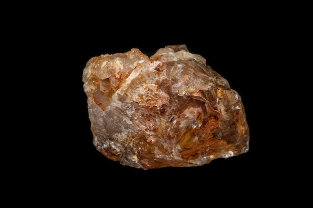 Cristal de quartzo de Fenster de pedra mineral macro em um fundo preto