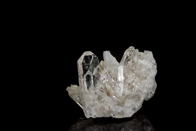 Cristal de rocha de pedra mineral macro do rhinestone em um fundo preto