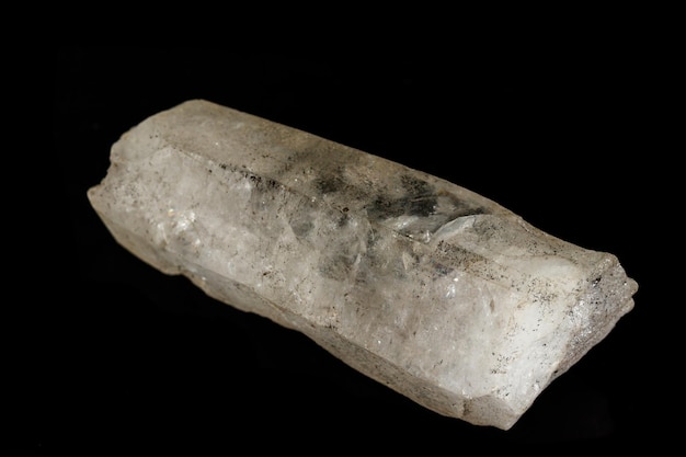 Cristal de rocha de pedra mineral macro do rhinestone em um fundo preto