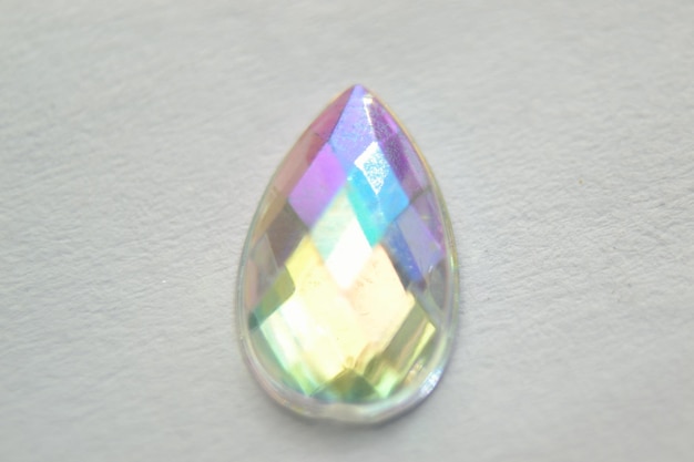 Cristal grande con resaltos coloridos en el papel