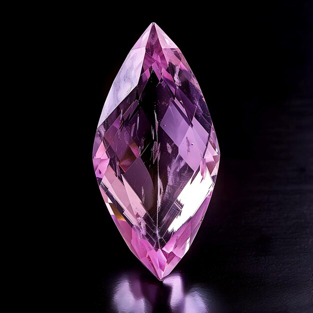 Foto cristal de kunzite con marquise cortado en color púrpura rosa y piedra t aislada en arte de lujo bg negro