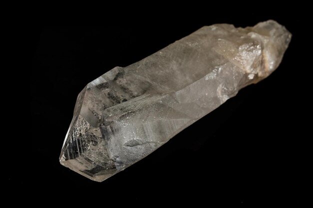 Cristal de roca de diamantes de imitación de piedra mineral macro sobre un fondo negro