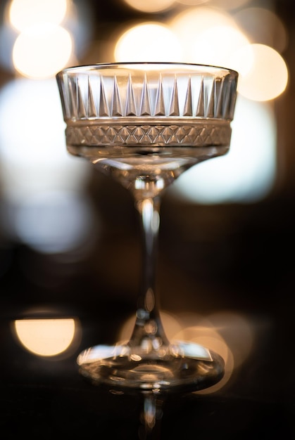 Cristal vacío en el bar con hermosa luz y bokeh en el fondo