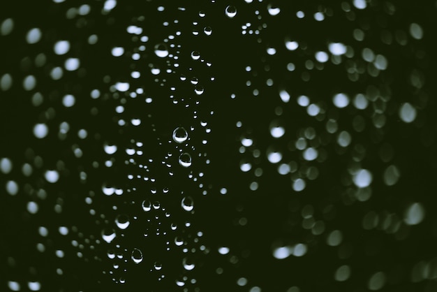 Cristal de la ventana sucia con gotas de lluvia