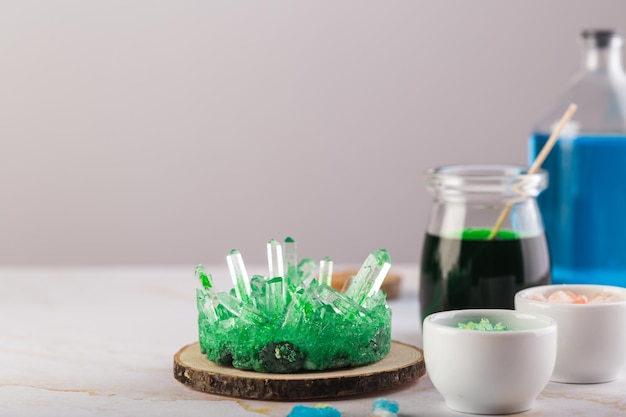 El cristal verde cultivado por una ciencia infantil es un concepto divertido experimento con niños en casa de alta calidad ...