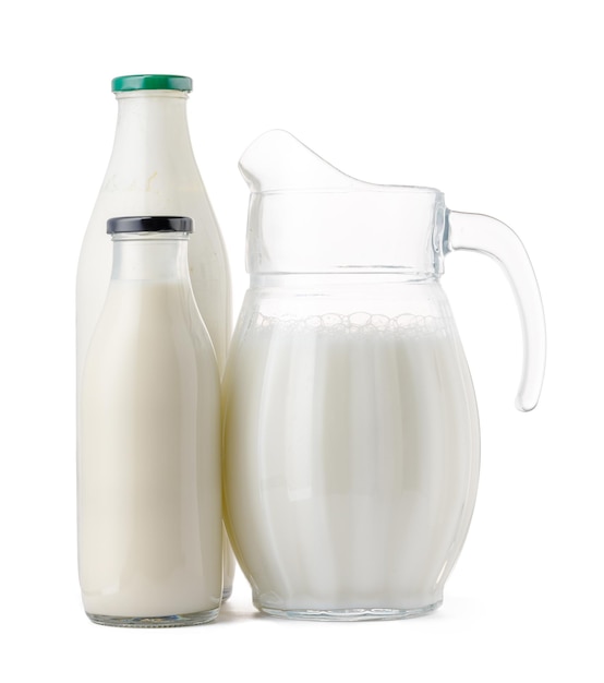 Cristalería llena de leche fresca aislado en blanco