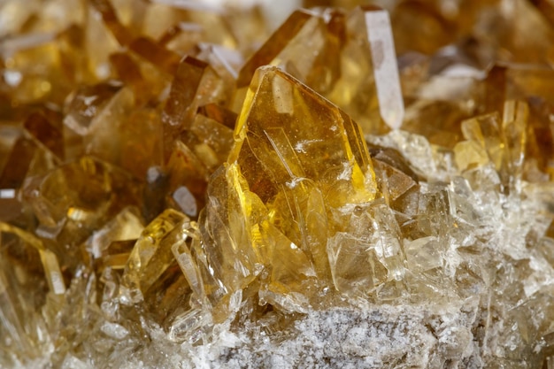 Cristales de barita de piedra mineral macro Barita sobre un fondo blanco