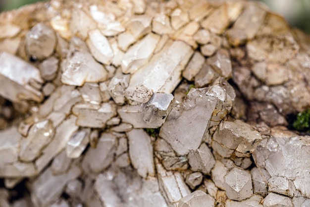 Cristales de cuarzo en bruto en una mina de piedras preciosas antes de la minería