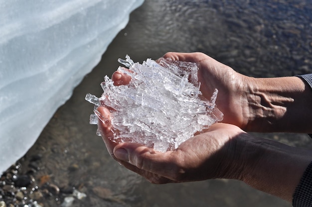 Cristales de hielo de un glaciar en manos humanas