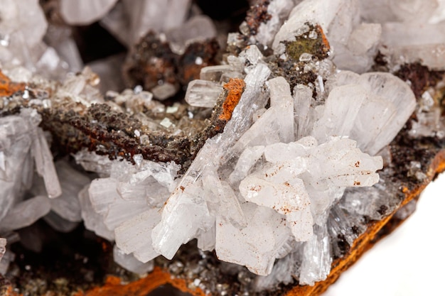 Cristales de piedra mineral macro roca hemimorfita sobre un fondo blanco