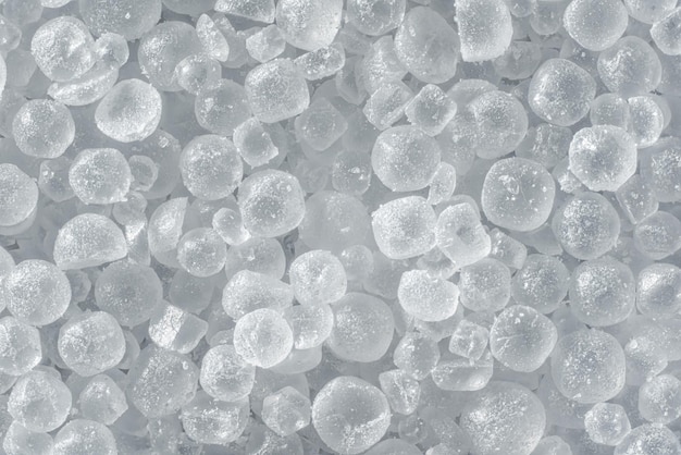 Cristales de sal de mesa blanca bajo un aumento de microscopio de 4x, ancho de imagen = 9 mm