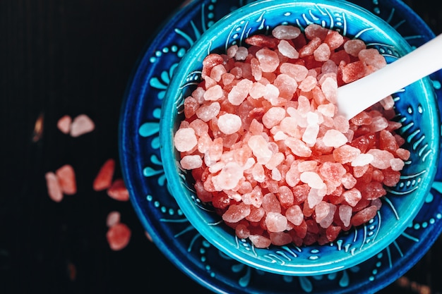 Foto cristales de sal rosa del himalaya de cerca