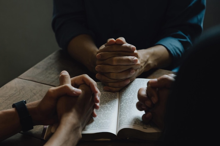 Foto cristãos e conceito de estudo da bíblia cristãos deram as mãos uns aos outros orando juntos