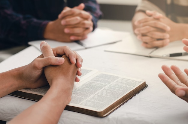 Cristãos se reúnem para orar a Deus de perto