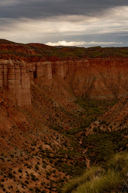 Cristas e falésias do Badland de los Coloraos no Geopark Granada.