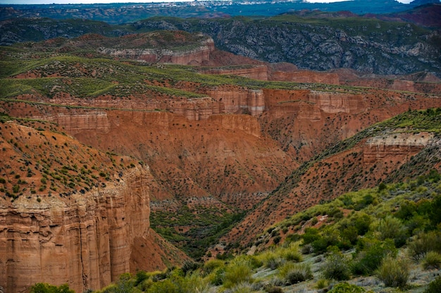 Cristas e falésias do Badland de los Coloraos no Geopark Granada.