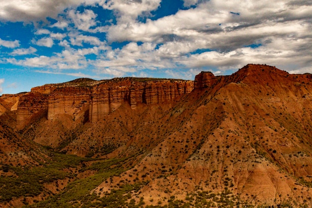 Cristas e falésias do Badland de los Coloraos no Geopark Granada.