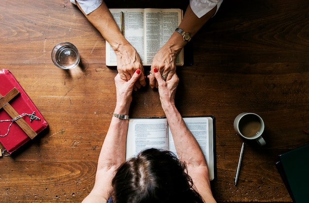 Foto cristianismo gente rezando leyendo biblia